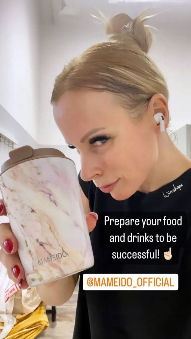 Jennifer mit MAMEIDO Thermobecher 350ml in Pearl Marble